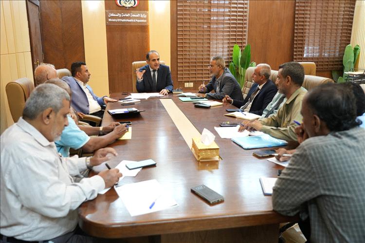 وزير الصحة العامة والسكان يترأس اجتماع لجنة الموازنة العامة للوزارة