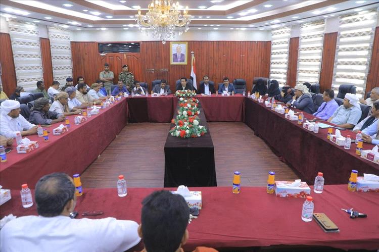 السلطة المحلية في المهرة تعلن رسمياً موقفها من القرارات الحكومية الأخيرة باجتماع شامل