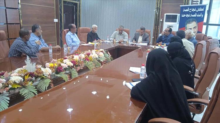 وكيل عدن لقطاع المشاريع يترأس اجتماعًا لمناقشة مستوى إنجاز مشاريع البرنامج الاستثماري بمديرية خور مكسر