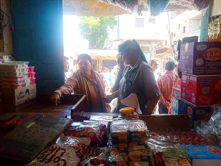 مدير عام الحوطة ينفّذ نزولاً ميدانياً لمراقبة أسعار السلع في المديرية