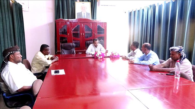 محافظ أبين يلتقي عدداً من المسؤولين لمناقشة المشاريع التنموية وتنظيم قطاع النقل بالمحافظة