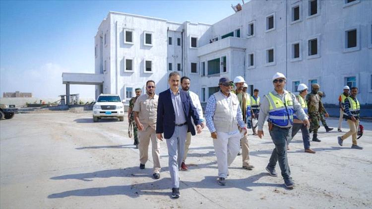 وزير الدولة محافظ عدن يطلع على سير العمل في مشروع مدينة الشيخ محمد بن زايد الطبية
