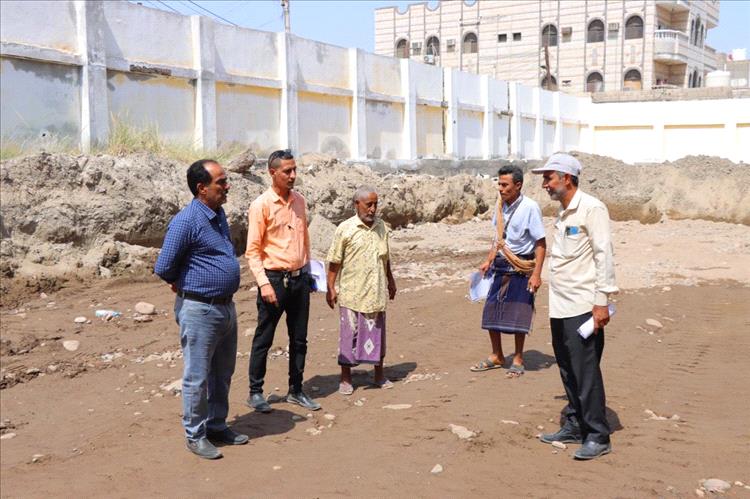 مدير عام مديرية خورمكسر يتفقد أعمال بناء فصول إضافية  في ثانوية عبدالباري للبنات