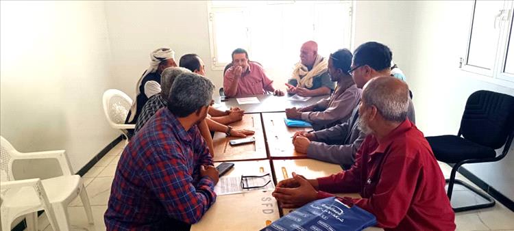 علعلة والصاد يناقشان مع الضابط الميداني للغذاء في لودر آلية الاستهداف والمسح الجديد