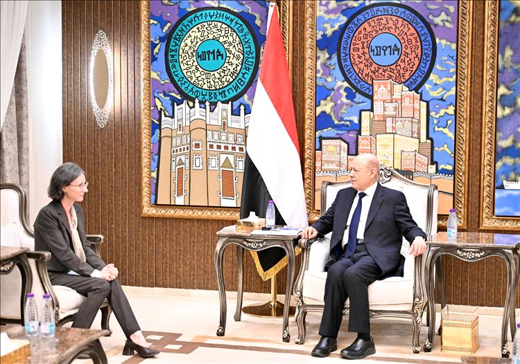 رئيس مجلس القيادة يستقبل سفيرة الجمهورية الفرنسية