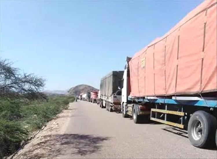 جنود الحزام الأمني والدعم والإسناد يقطعون الخط الدولي في أبين احتجاجًا على انقطاع رواتبهم منذ 4 أشهر