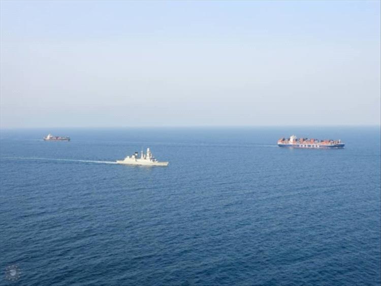 فرقاطة إيطالية ترافق سفنًا تجارية وتؤمّن الملاحة في البحر الأحمر