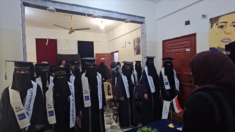 فتيات مأرب تختتم برنامجًا لتدريب النساء النازحات على التمريض لتعزيز الرعاية الصحية داخل المخيمات