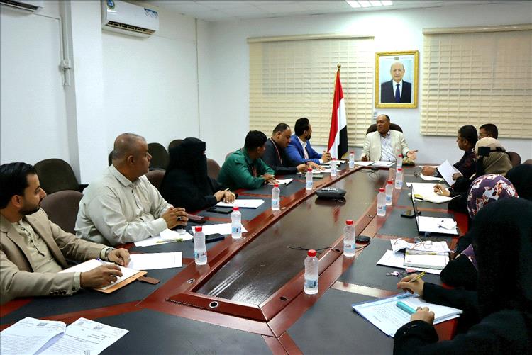 اجتماع برئاسة نائب وزير الصناعة يناقش تشجيع الاستثمار في صناعة الأدوية وتوطين الصناعة الدوائية