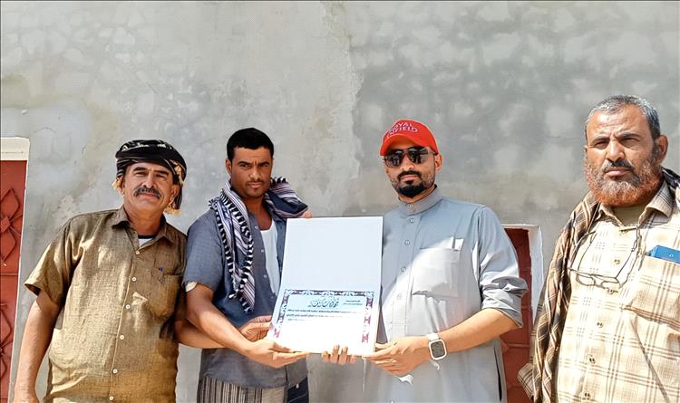 اللجنة المجتمعية في الربوة العليا بردفان تكرم قائد قوات درع الوطن ورئيس اللجنة الإغاثية