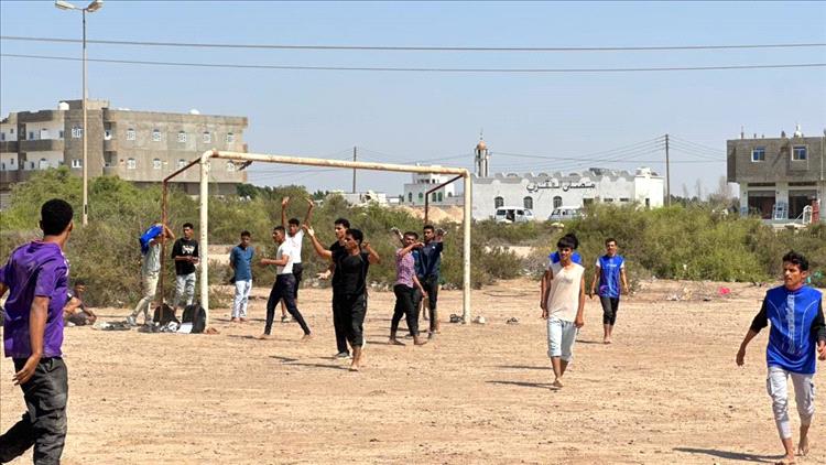 كلية الحقوق – جامعة عدن تدشّن أنشطتها الطلابية للعام الجامعي الجديد بمباراة كروية حماسية