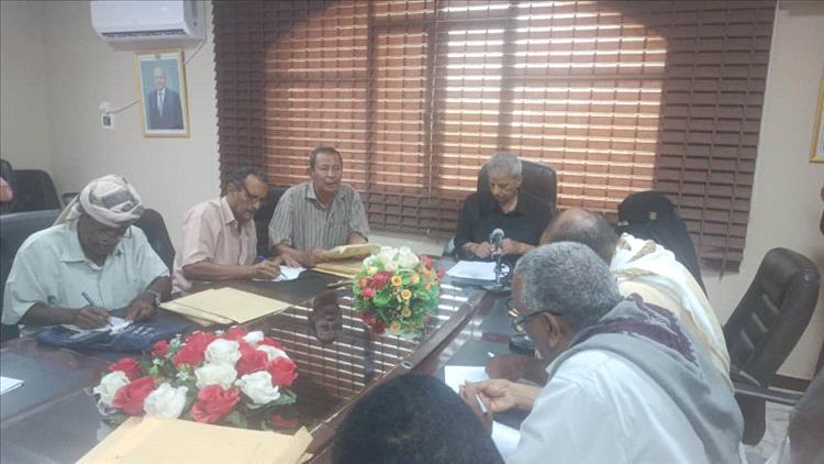 محافظ لحج يترأس اجتماع اللجنة الفرعية للمناقصات والمزايدات لفتح مظاريف مشاريع خدمية