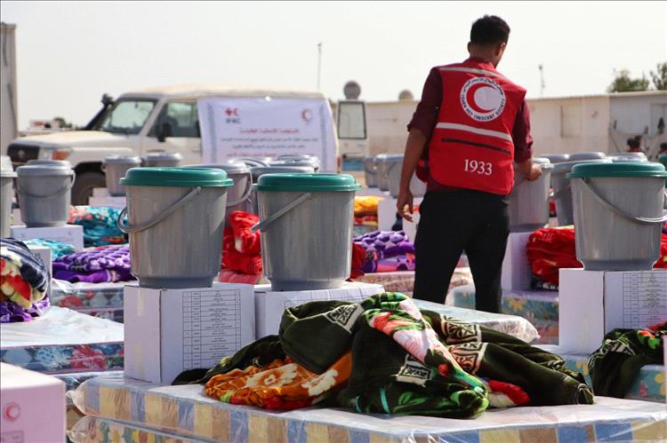 الهلال الأحمر بلحج يدشن توزيع المساعدات الإيوائية ضمن تدخلاته الطارئة لمواجهة آثار السيول