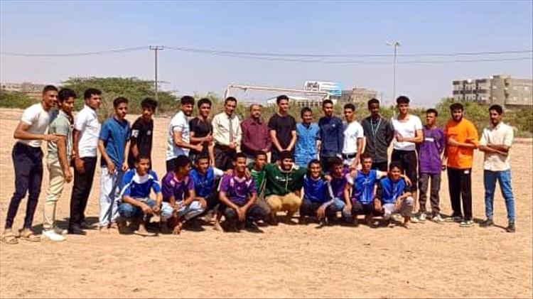 كلية الحقوق بجامعة عدن تدشن أنشطتها الطلابية للعام الجامعي الجديد بمباراة كروية