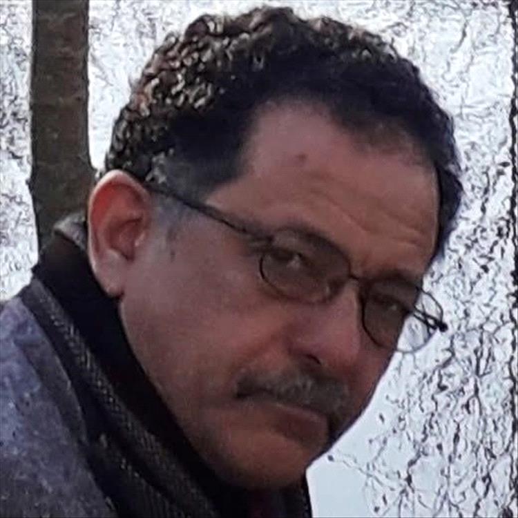 الكاتب علي المقري ينتقد تمسّك القوى اليمنية بالماضي ويحذّر: لا مستقبل لليمن دون قطيعة مع رموز الأمس