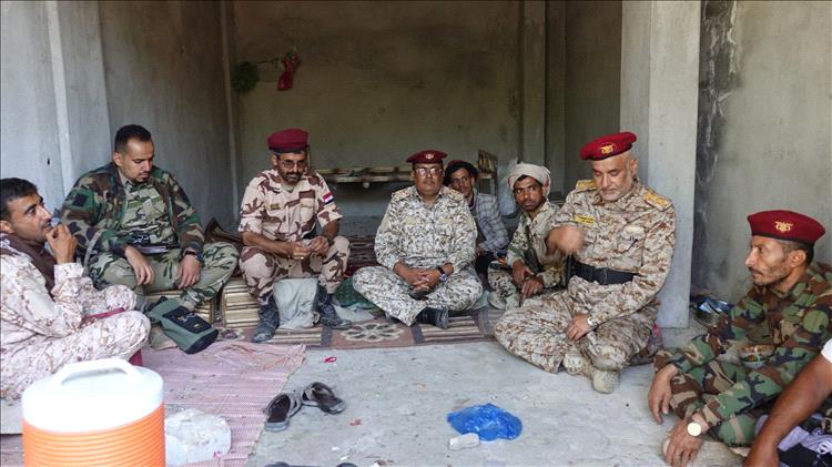 قائد اللواء 22 ميكا وفريق التوجيه المعنوي يزورون الكتيبة السابعة شمالي مدينة تعز