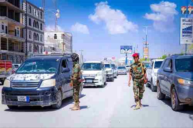 مسلح يستهدف نقطة أمنية في عتق وقوات دفاع شبوة ترد عليه وتصيبه