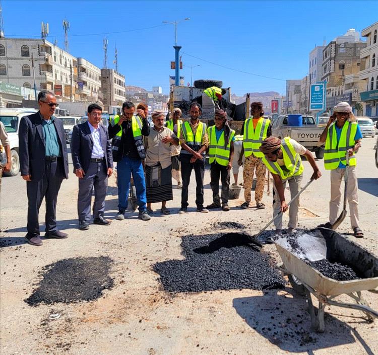 تدشين مشروع اعادة تأهيل الشوارع الداخلية لمدينة عتق بشبوة .