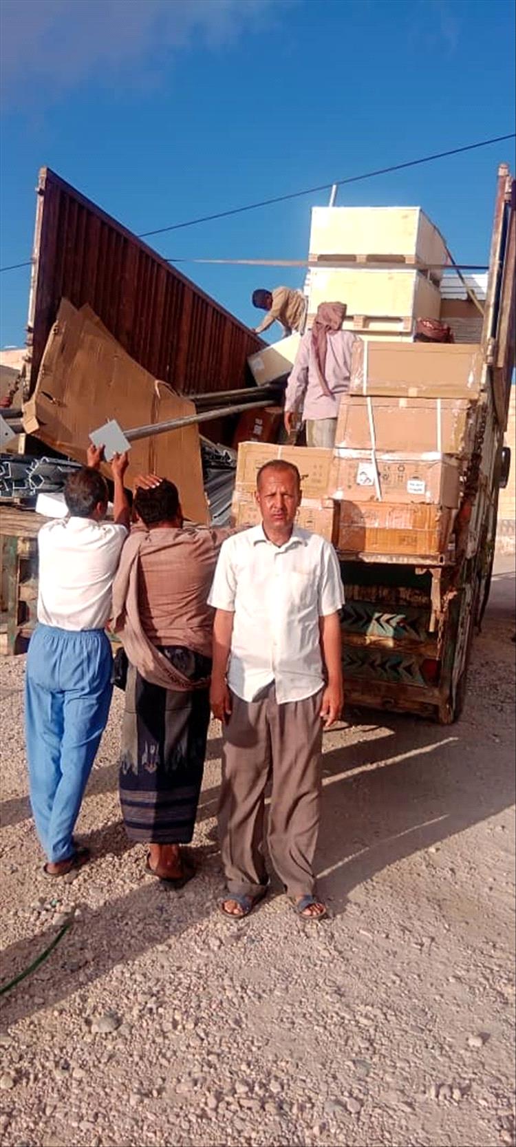 بدعم من البنك الدولي... وصول  منظومة طاقة شمسية لمستشفى الوضيع العام.