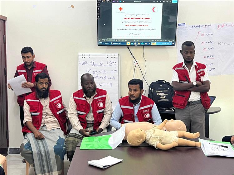 جمعية الهلال الأحمر اليمني فرع أبين تُدشّن دورة تدريبية في الإسعافات الأولية لموظفي مكتب الشؤون الاجتماعية والعمل