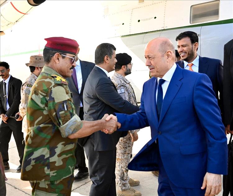 عودة رئيس مجلس القيادة الرئاسي الدكتور رشاد العليمي إلى العاصمة المؤقتة عدن قادمًا من الرياض