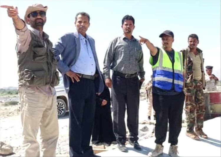 محافظ أبين يتفقد سير الأعمال الإنشائية لسد حسان ويشيد بمستوى الإنجاز