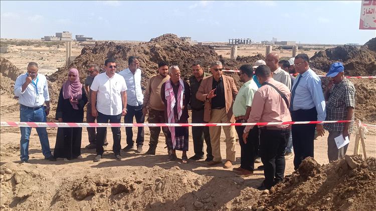 نائب محافظ عدن يطلع على نسبة الانجاز بمشروع الصرف الصحي جولة القعيطي - العريش