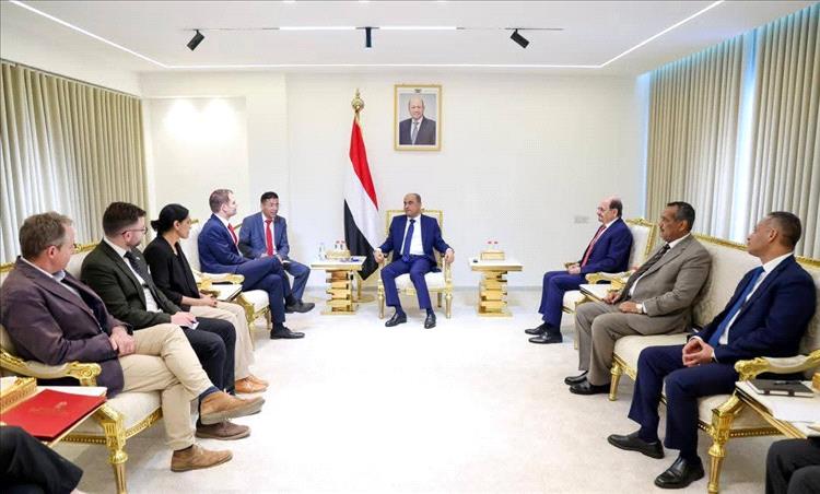 رئيس الوزراء يعقد في عدن جلسة مباحثات مع وزير الدولة البريطاني