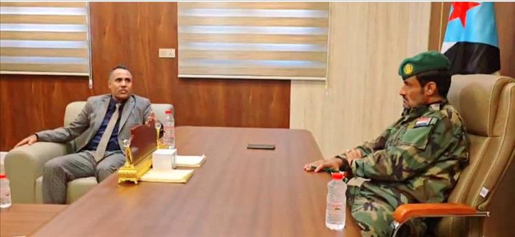 وكيل وزارة الإدارة المحلية يبحث مع قائد قوات الحزام الأمني بعدن عدداً من القضايا الأمنية والوطنية