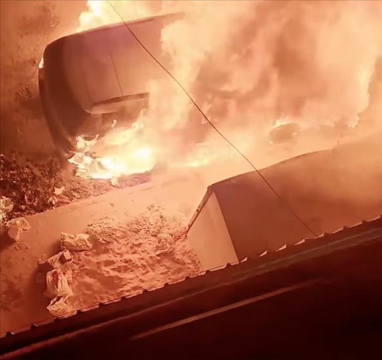 عصابة مجهولة تحرق سيارة مواطن أمام منزله في صنعاء