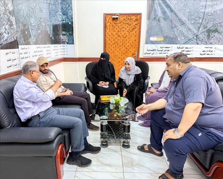 راشد وبن جرادي يناقشان آلية عمل صندوق النظافة في السوق الشعبي للنساء بصيرة