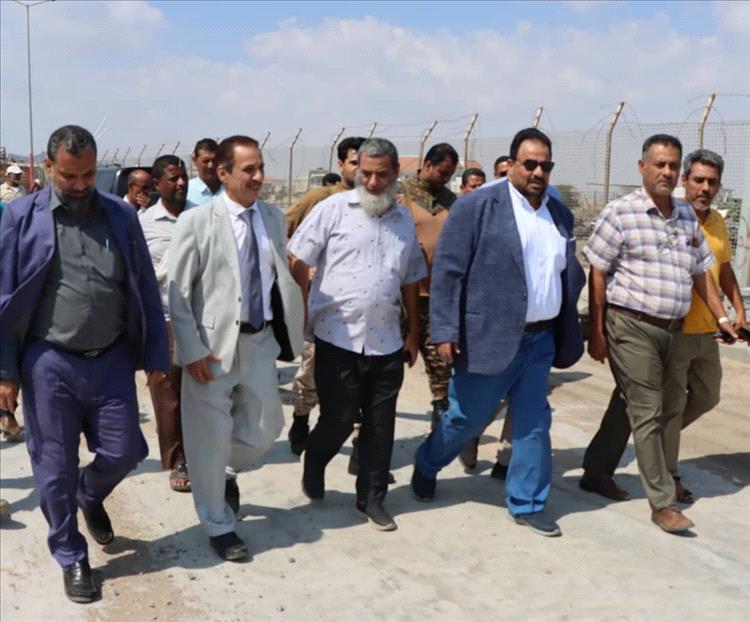 المدير العام لشركة النفط بعدن ينفّذ زيارة تفقدية لمنشأة البريقة ويقدّم دعماً لخدمات الموظفين