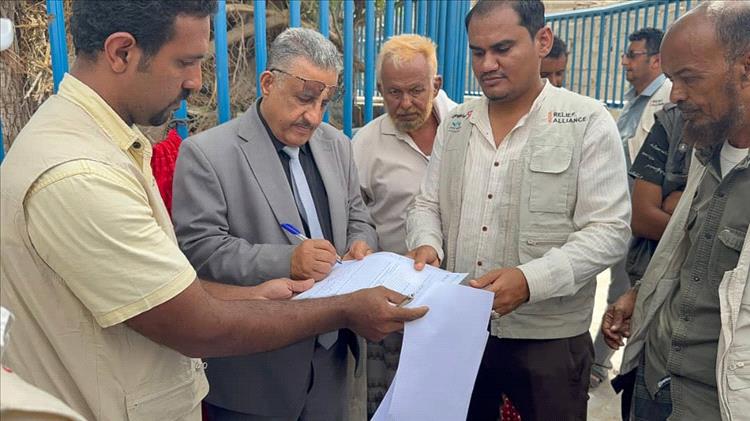 وكيل وزارة الزراعة يتسلّم مشروع رصف قناة المياه في منطقة البستان بمديرية تبن لحج