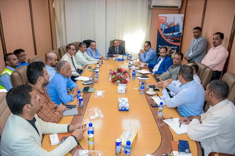 وزير النقل يتفقد سير نشاط محطة الحاويات ويترأس اجتماعاً مع قيادات وكوادر الجهات العاملة في المحطة