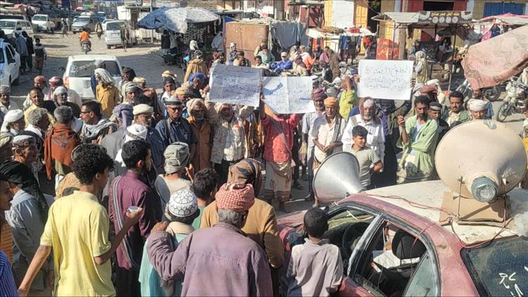 لودر : العشرات من أفراد القوات المسلحة والأمن والمتقاعدين العسكريين والمدنيين ينفذون وقفة احتجاجية للمطالبة بصرف مرتباتهم المتأخرة