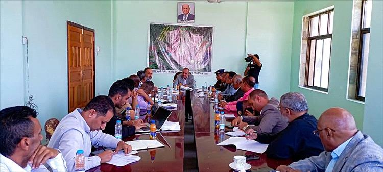 وكيل محافظة تعز يبحث مع الممثل المقيم للشؤون الإنسانية تعزيز الشراكة والتدخلات في المحافظة