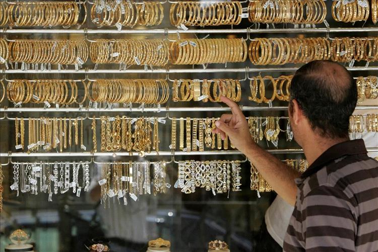 الذهب يتراجع مع ارتفاع الدولار وتضاؤل رهانات خفض الفائدة الأميركية