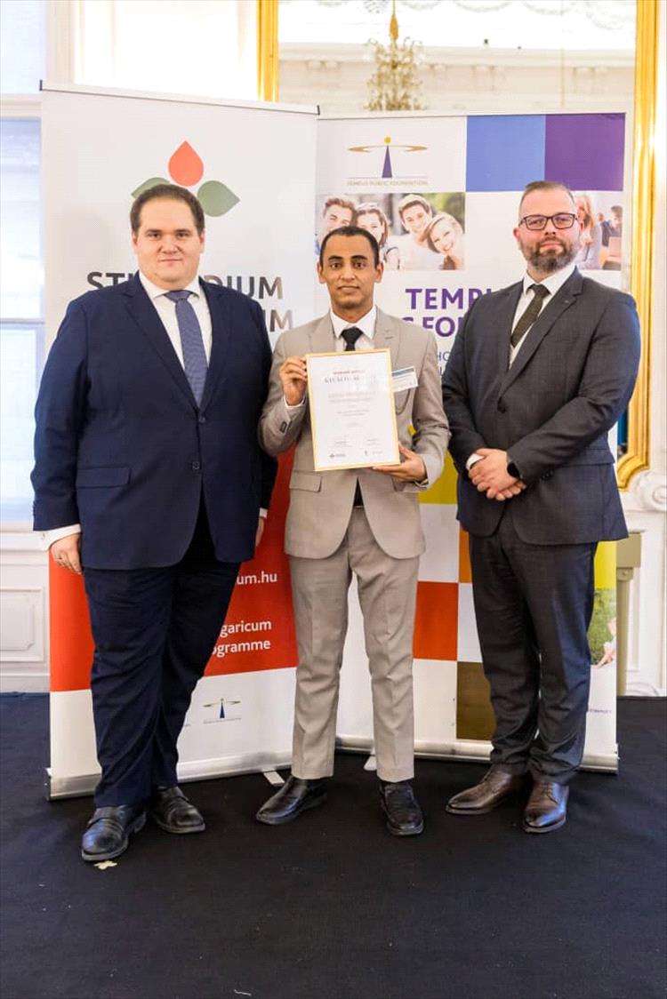 طالب يمني يحصل على جائزة الامتياز الأكاديمية المجرية والتي تمنح سنويًا لأفضل الطلاب الأجانب في المجر