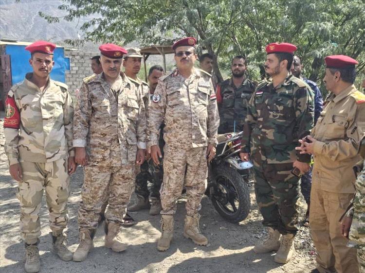 رئيس أركان محور تعز يتفقد المقاتلين في قطاع لواء النصر غربي المحافظة