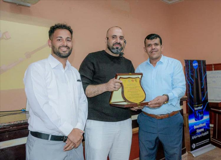 كلية طب الأسنان عدن تنظم دورة تدريبية نوعية في تجميل الأسنان