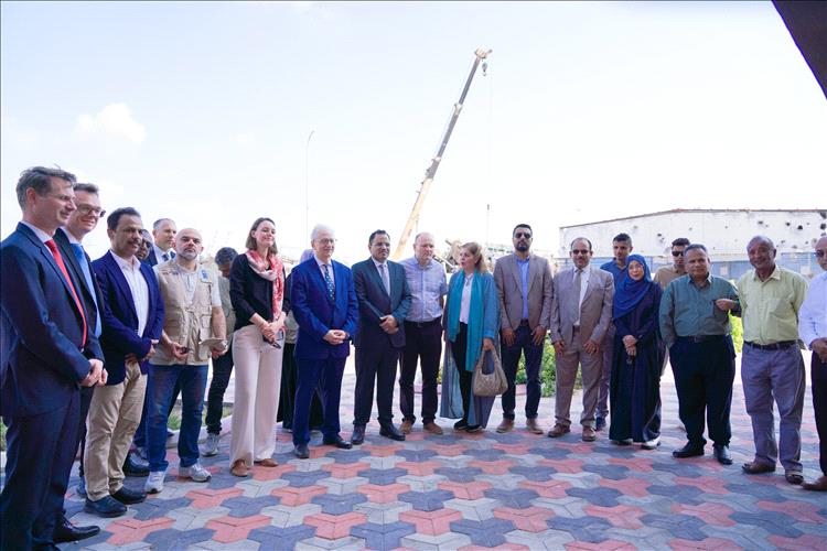 الوزير السقطري يستقبل السفير الألماني والوفد المرافق له ويطّلعان على سير العمل في مشروع إعادة تأهيل الميناء السمكي بعدن