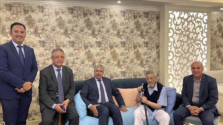 سفير بلادنا خالد بحّاح يزور المناضل والسياسي المخضرم راشد محمد ثابت في القاهرة