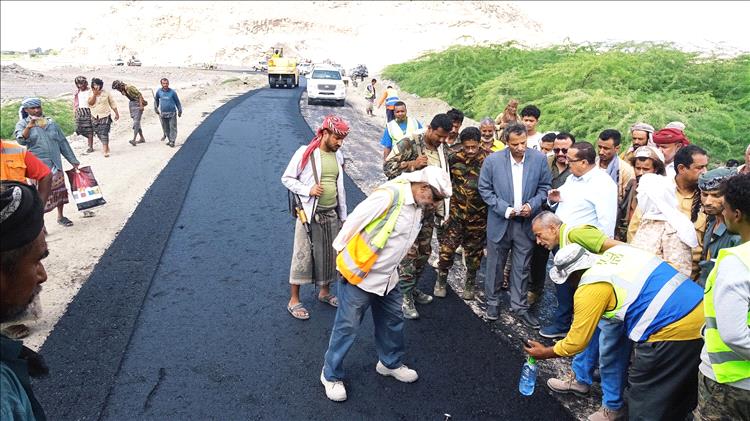 محافظ أبين يدشن  أعمال سفلتة طريق الحصن سد حسان باستخدام أول خلاطة أسفلتية بمنظومة الفلر صديقة للبيئة.