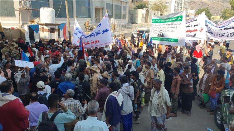 ما الذي حدث خلال زيارة مدير الأمن لاعتصام الجرحى في عدن؟.. تفاصيل الساعات التي أثارت الجدل