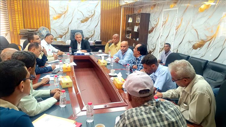 نائب محافظ عدن  يترأس اجتماعا لمناقشة معالجة مشاكل الصرف الصحي بمديرية خور مكسر