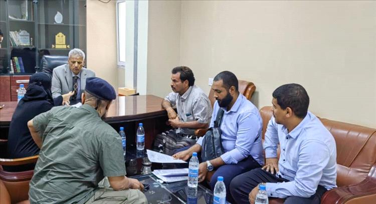 محافظ لحج يلتقي ممثلي مؤسسة الثواب الخيرية لمناقشة بناء خزان مياه وغرف سكنية في تبن