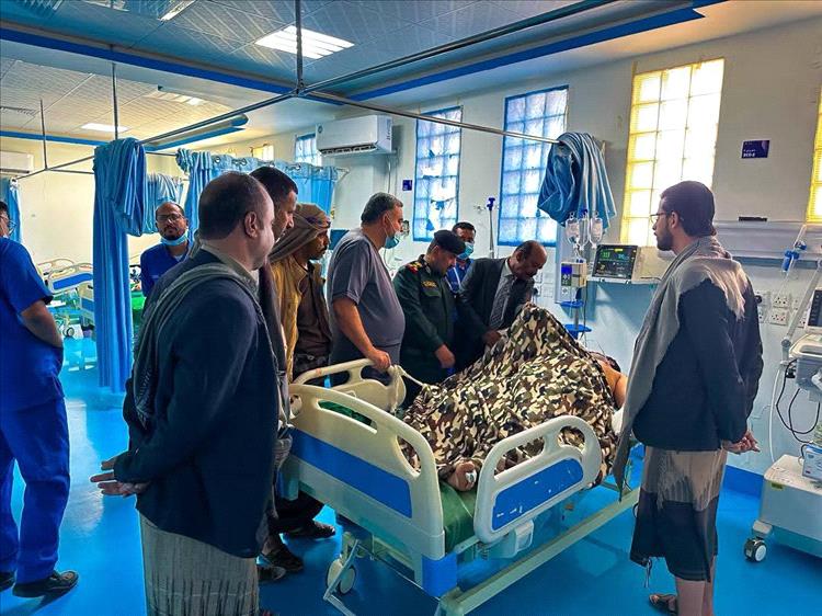 مدير عام شرطة شبوة يطمئن على صحة جريح الهجوم الإرهابي في منطقة المصينعة