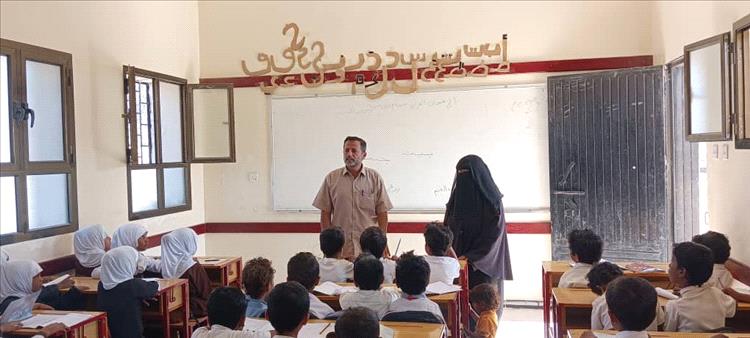 مدير تربية المحفد يتفقد سير العملية التعليمية في مدرستي العاصفة وفرع الجرة