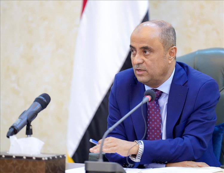 رئيس الوزراء يعلن تقليص السفر الخارجي ويشدد على ربط أي مشاركة خارجية بالعائد الوطني