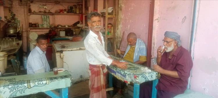 26عاما من الشاي والقهوة.. حكاية رجل ستيني يعمل ليبقى أهله على قيد الحياة